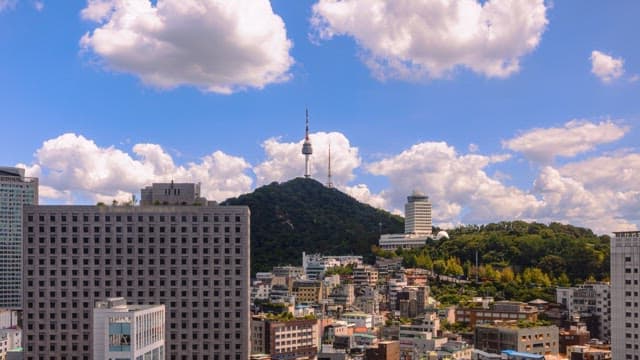 눈에 띄는 타워와 생동감 넘치는 하늘을 배경으로 한 도시 전경