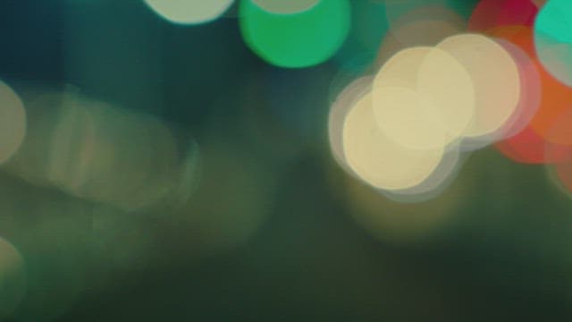 도시 길거리의 다채로운 보케 조명