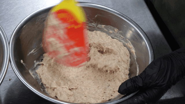 스탠 그릇에서 참치와 마요네즈를 섞는 주걱