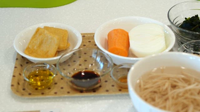 요리를 위한 재료가 나열된 주방 조리대