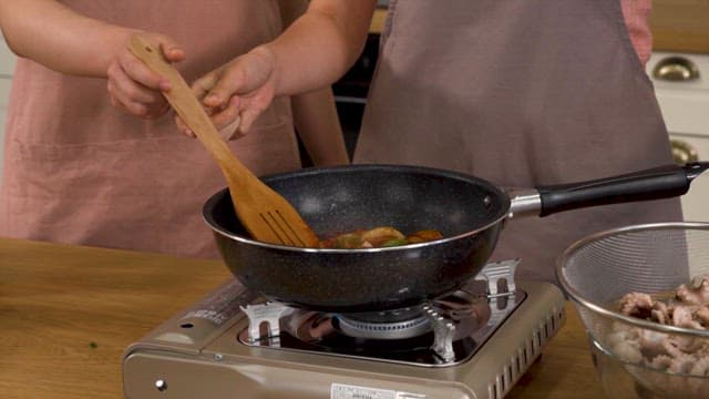 조리를 위해 프라이팬에 쭈꾸미 넣기