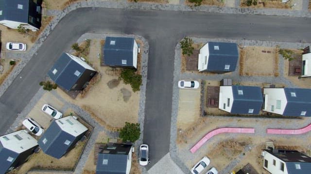 농경지에 둘러싸인 주택가