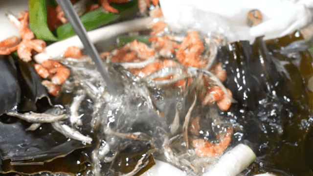 Ladle for dissolving soybean paste in broth containing dried fish