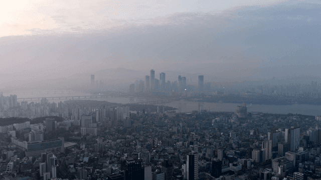 안개 낀 고층 건물과 강이 있는 도시 풍경