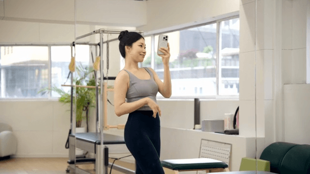 피트니스 스튜디오에서 셀카를 찍는 여성
