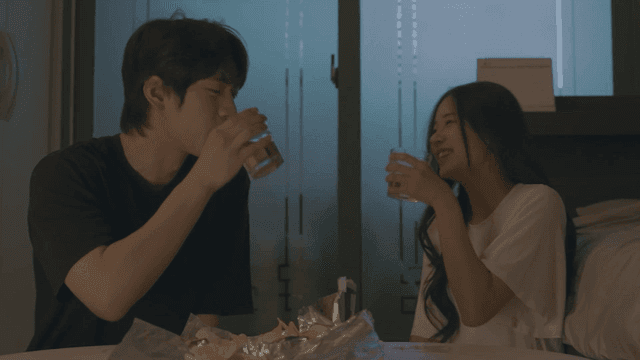 집에서 맥주를 마시는 커플