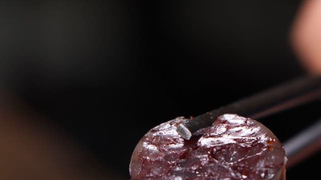 윤기 나는 먹음직스러운 순대 한 젓가락