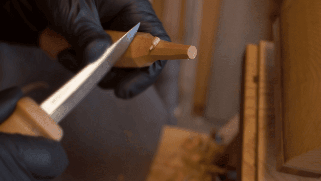 작업실에서 정교하게 나무 조각하는 목공예가