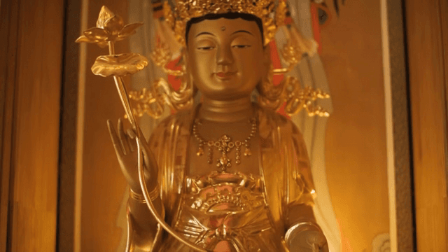 고요한 사원의 황금 불상