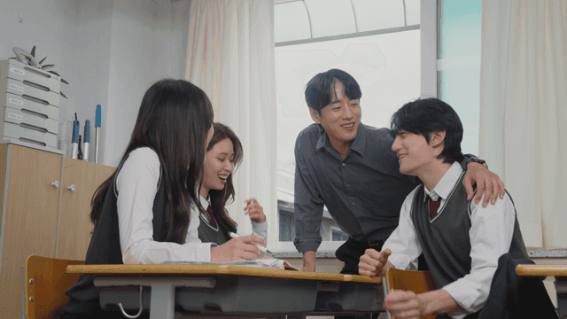 잡담 중인 학생들과 선생님