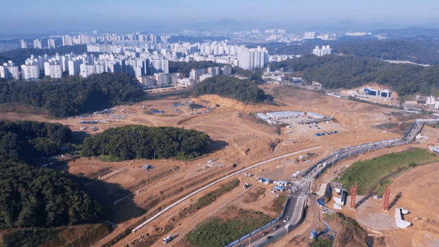 크레인이 있는 대형 건설 현장