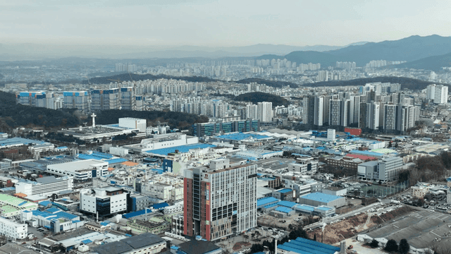 산업 지역이 있는 광활한 도시 풍경