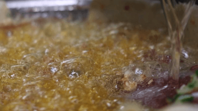 고춧가루와 파 위로 붓는 뜨거운 기름