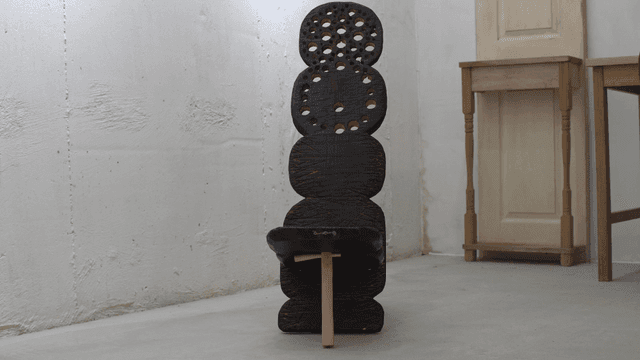 미니멀한 방의 나무 조각상