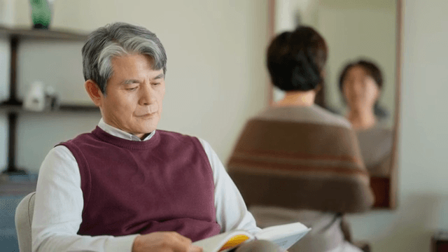 실내에서 책을 읽는 노인