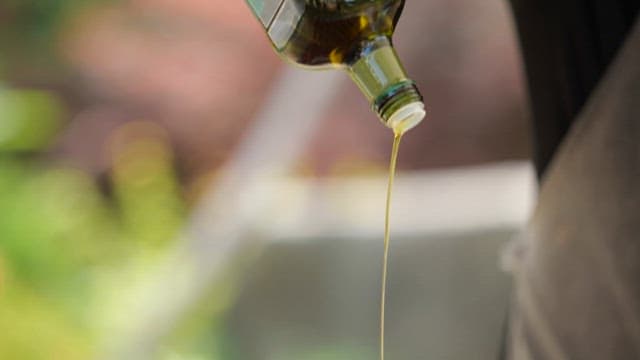 신선한 스테이크 위에 뿌려진 올리브 오일