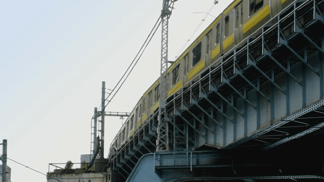 철교를 건너는 노란색 기차