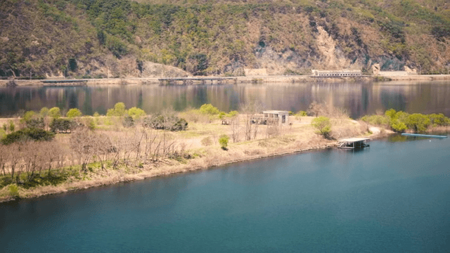 멀리 산이 보이는 고요한 호숫가