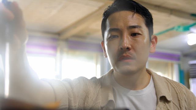 식당에서 찌개를 덜어주는 남자