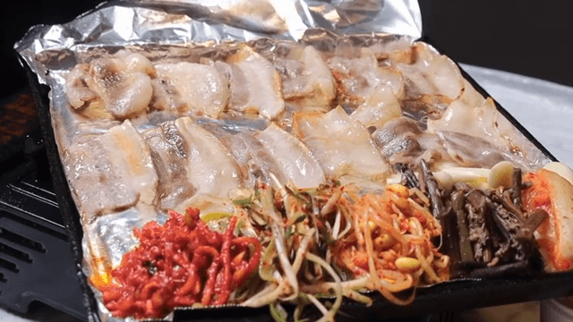 다양한 반찬과 함께 구운 냉동 삼겹살