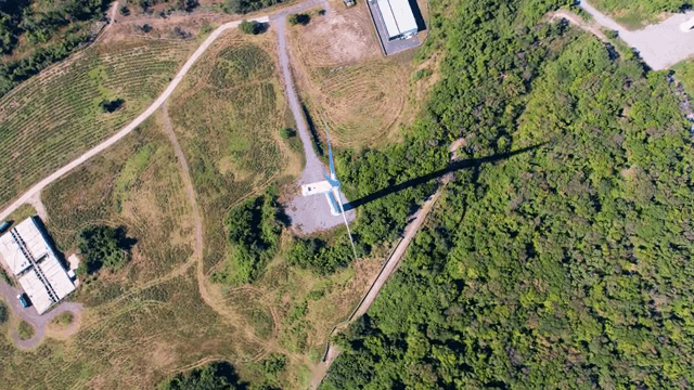 녹색 풍경 속의 풍력 터빈