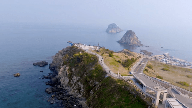 섬이 보이는 해안 전망대