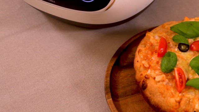 나무 쟁반 위에 올려진 갓 구운 수제 피자