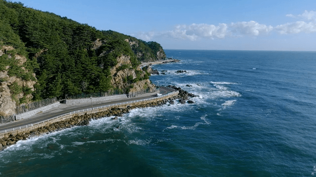 바다와 절벽이 있는 해안 도로