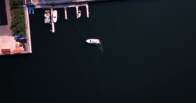 해안가 근처에 위치한 태양광 패널