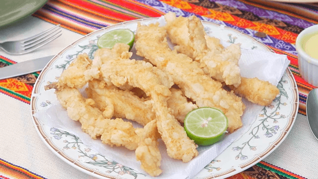 접시에 담긴 다양한 악어 탕수육