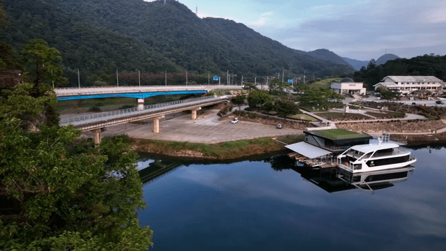 고요한 호수의 전통 정자