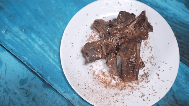 흰 접시에 담긴 양념 갈비