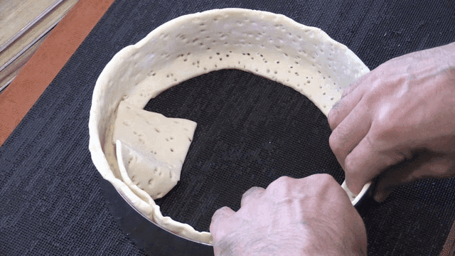 베이킹 틀에서 반죽을 모양 잡는 손