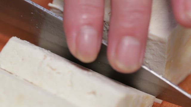 도마 위에서 칼로 자르는 신선한 두부