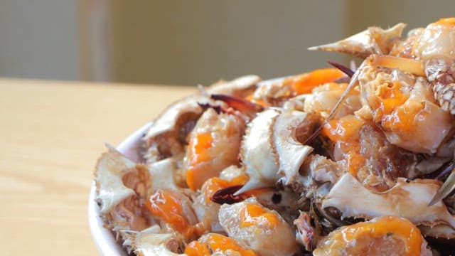 속이 꽉 찬 간장게장과 함께 먹는 밥