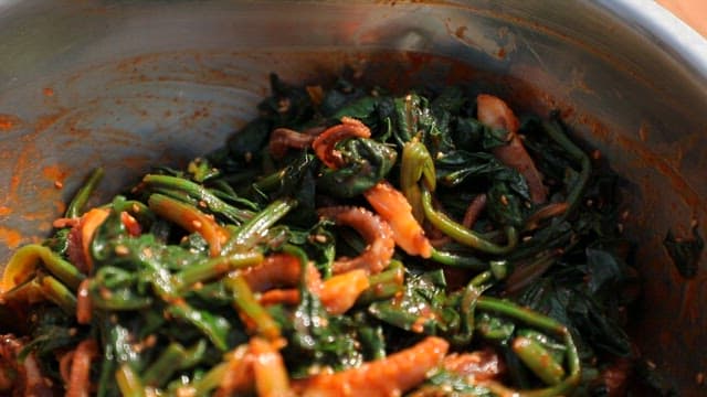 주꾸미가 들어간 새콤하고 매콤한 시금치 무침