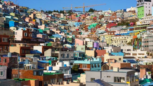 다채로운 주택 건물들이 위치한 감천문화마을의 낮부터 밤까지의 풍경