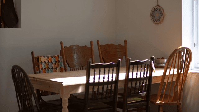 햇살이 비치는 나무 의자가 있는 식당