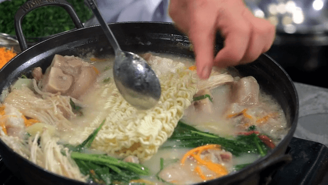 돼지 족발탕에 들어간 라면