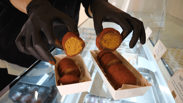 Dujjokku held by gloved hand