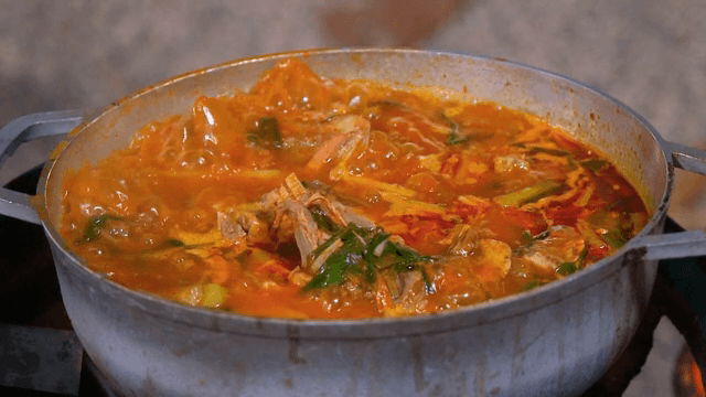 매운 찌개가 끓고 있는 모습