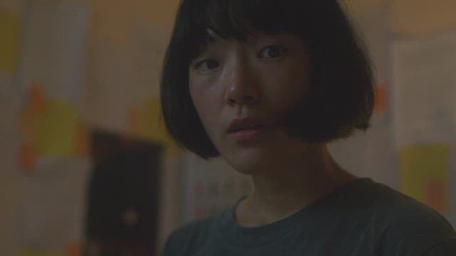 어두운 방에서 진지한 표정으로 사색하는 여자