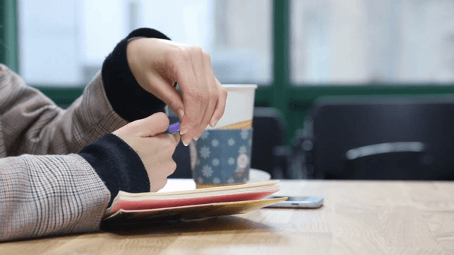 회의 중 펜을 들고 있는 사람