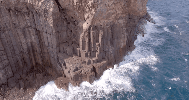 파도가 바위 절벽에 부딪히는 모습