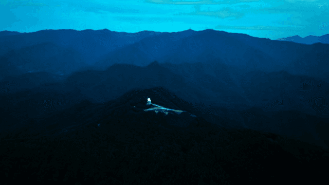 푸른 하늘 아래 광활한 산맥