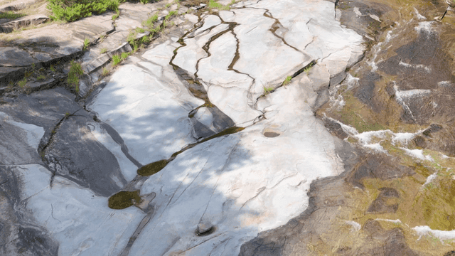 얕은 물이 흐르는 바위 계곡 바닥