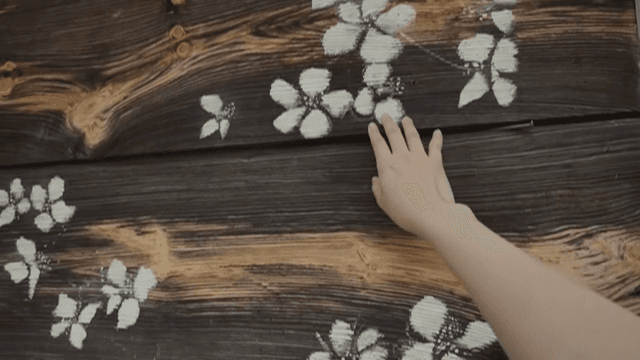 꽃이 그려진 목재 벽