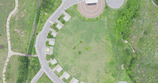 도로와 녹지가 있는 공원의 전경