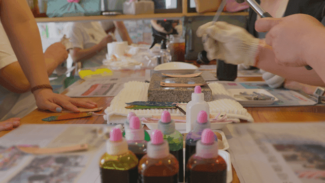 공방에서 다양한 재료로 공예하는 사람들