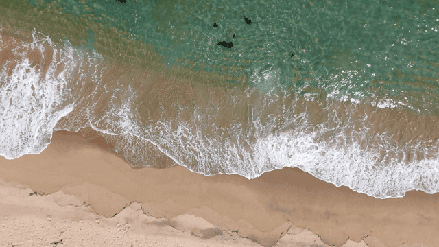 모래사장에 부딪히는 잔잔한 파도